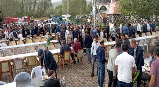 Tokatta yağmur altında yağmur duası