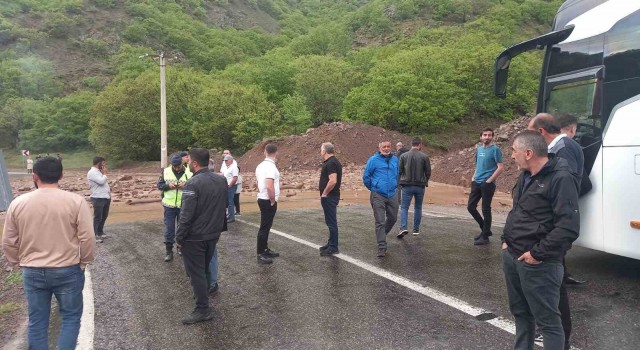 Tunceli-Erzincan karayolunda heyelan: Yol araç trafiğine kapandı