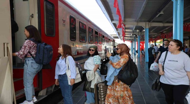 Turistik Diyarbakır Ekspresi ile Diyarbakıra gelenler kente hayran kaldı