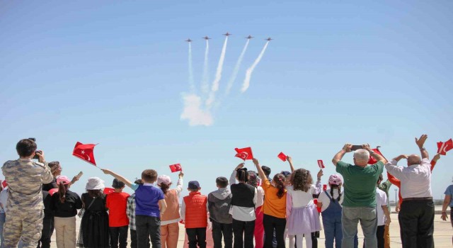 Türk Yıldızlarından öğrencilere 23 Nisan hediyesi