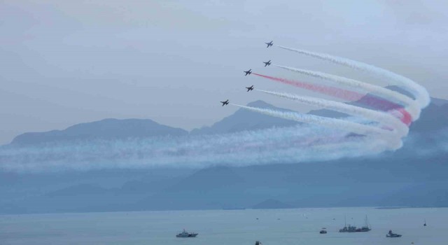 Türk Yıldızlarının nefes kesen gösterisi on binlerce vatandaşı sahillere doldurdu