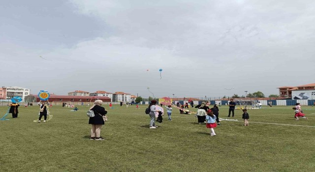 Uçurtmasını alan herkes stadyuma koştu