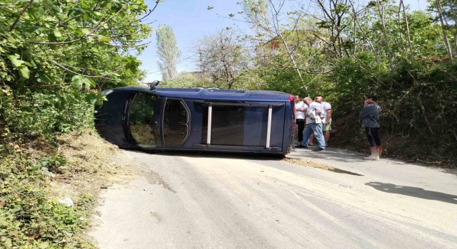 Ümraniyede el freni çekilmeyen otomobil yokuş aşağı kayarak takla attı