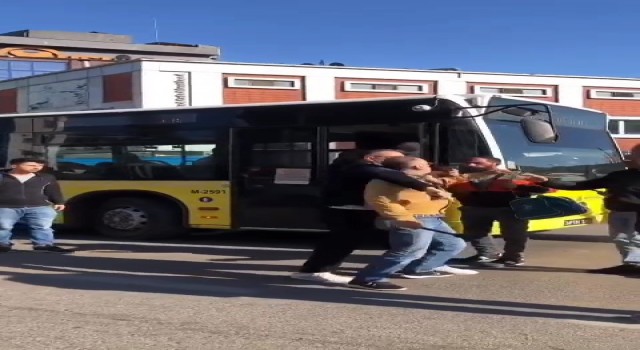 Ümraniyede ticari taksi sürücüsü otobüs şoförüne levye ile saldırdı