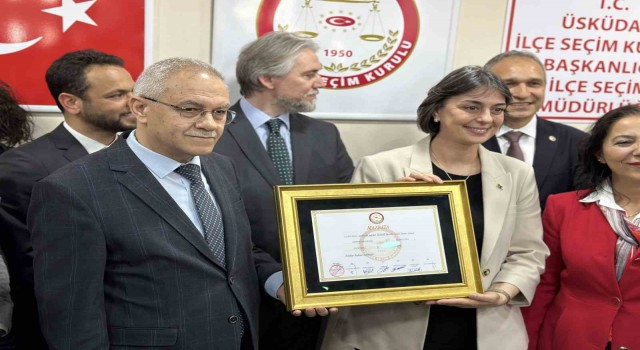 Üsküdar Belediye Başkanı Sinem Dedetaş mazbatasını aldı
