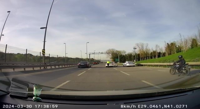 Üsküdarda yolda kalan araç sürücüsünün imdadına trafik polisi yetişti