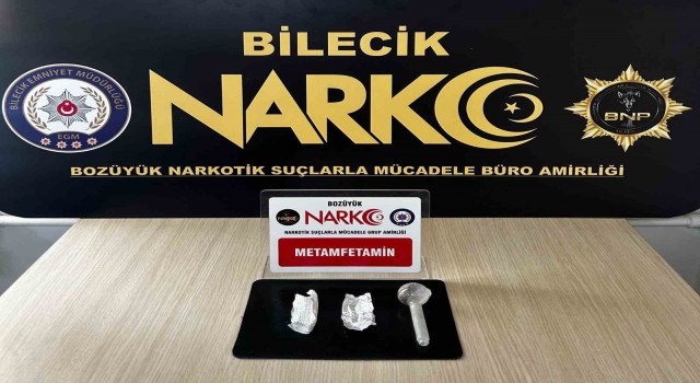 Uyuşturucu operasyonunda yakalanan 3 şüpheli şahıstan biri hapis cezası ile aranıyordu