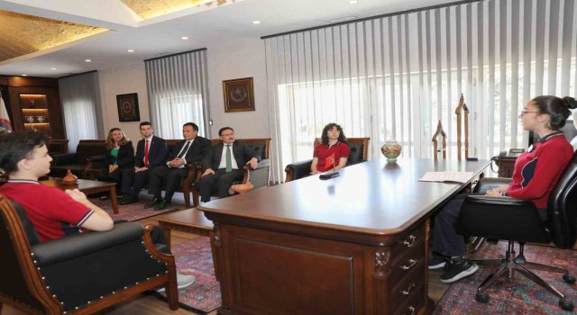Vali Çiçek Koltuğunu 8.Sınıf Öğrencisi Esmaya devretti