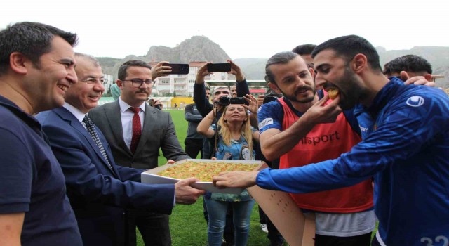 Vali Doruktan Amasyasporlu futbolculara moral desteği