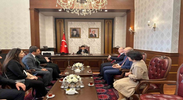 Vali Karadeniz koltuğunu 4üncü sınıf öğrencisi Emire devretti