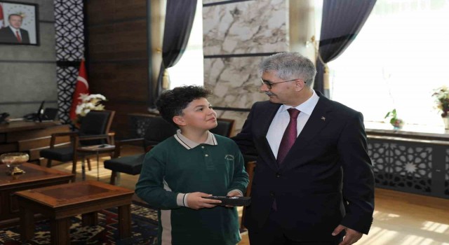 Vali koltuğuna oturan çocuk, güvenlik tedbirleri için emniyet müdürünü aradı