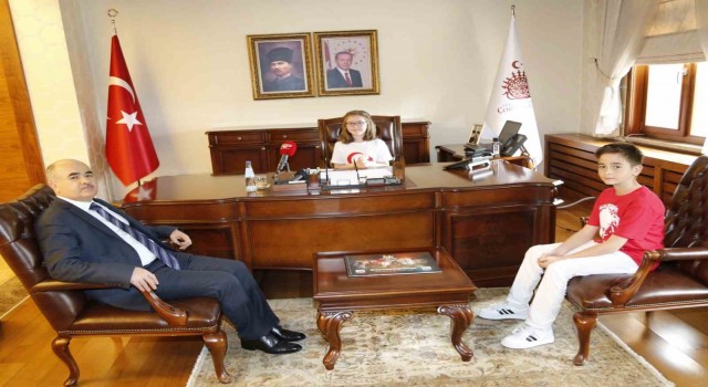 Vali koltuğuna oturdu, çocuk taraftarlar için statlarda çirkin tezahürata son verilmesini istedi