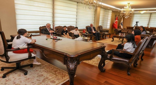 Vali Pehlivan koltuğunu küçük Zeynepe devretti