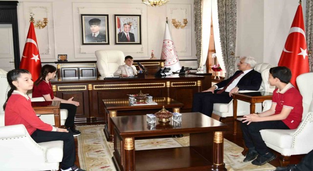 Valinin koltuğuna oturdu, talimatlarını verdi