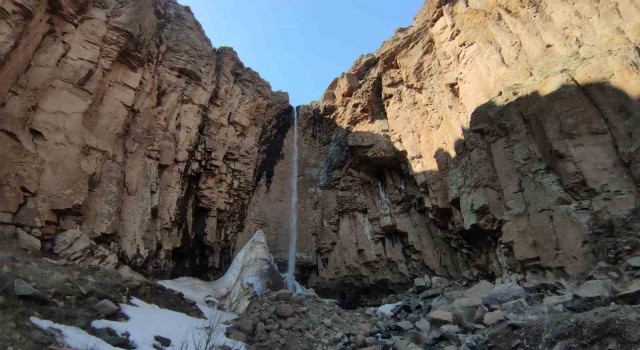 Vanda 40 metre yükseklikten akan şelale ilkbaharda coştu