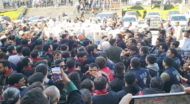 Vandaki başkan değişikliğine ilişkin protesto yapmak isteyen avukatlara müdahale