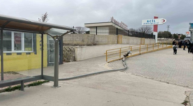 Vatandaş, devrilen direğin kimin kaldıracağını soruyor