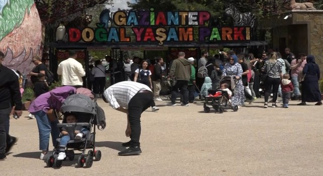 Vatandaşlar bayramda Gaziantep Hayvanat Bahçesine akın etti