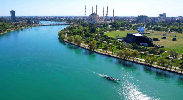 Adana'da turistlerden Seyhan Nehri üzerinde gondol keyfi