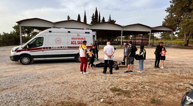 Virajı alamayan motosiklet sürücüsü yoldan çıkıp boş arsaya devrildi: 1 yaralı