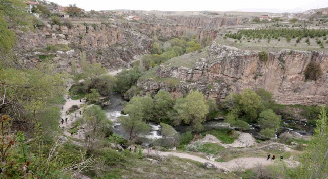 Volkanik patlamadan doğan Melendiz Çayının içerisinden aktığı Ihlara Vadisi göz kamaştırıyor