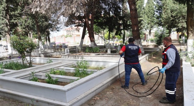 Yalova Belediyesinden mezarlıklarda temizlik çalışması