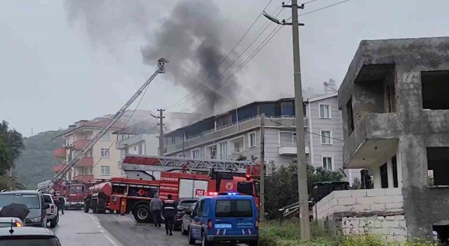 Yalovada bir binanın çatı katında çıkan yangında 4 daire küle döndü