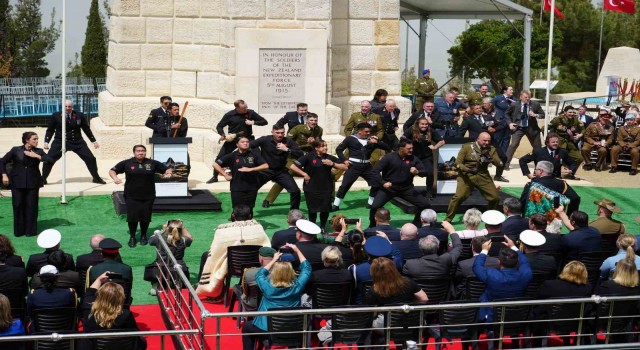 Yeni Zelanda askerleri atalarını haka dansıyla andı