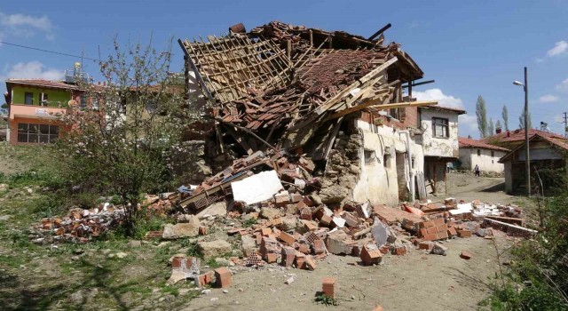 Yozgatta depremin izleri gün ışıyınca ortaya çıktı