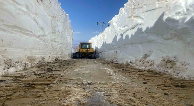 Yüksekovada 6 metrelik kar tünellerinde zorlu çalışma