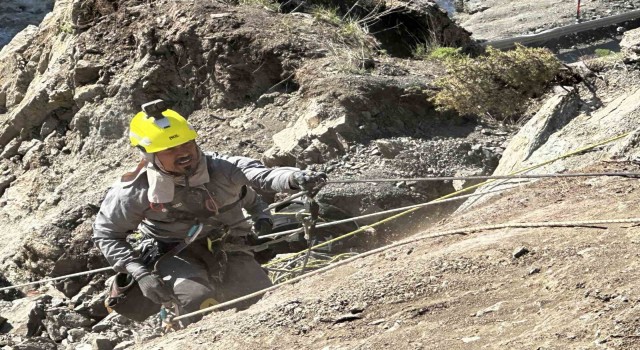 Yüksekovada heyelan sonrası dağcılar devreye girdi