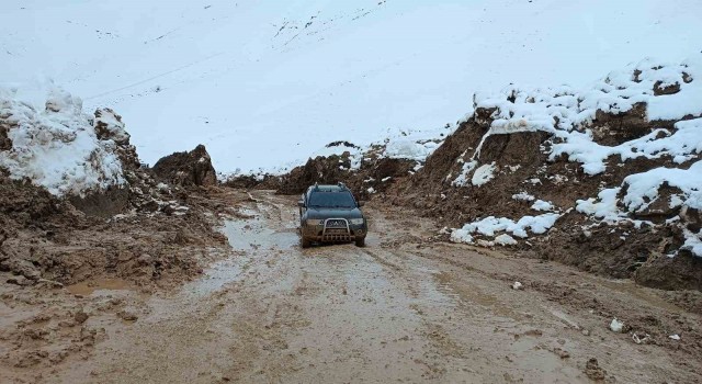 Yüksekovada heyelan sonucu kapan köy yolu kontrollü olarak açıldı