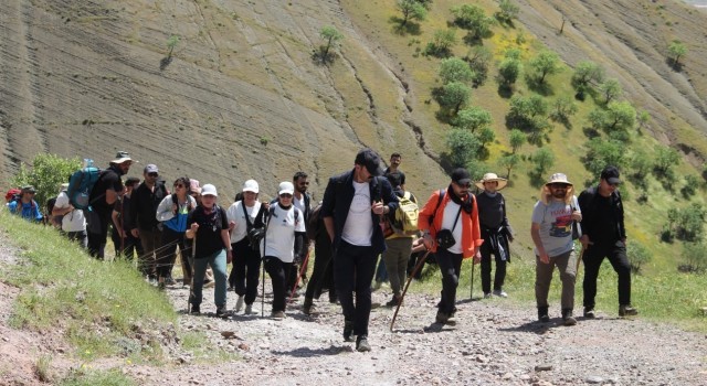 Yüksekovalı dağcılar Irak sınırında doğa yürüyüşü yaptı