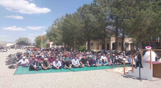 Yunus Emrenin kabri başında eller ‘yağmur diye duaya açıldı