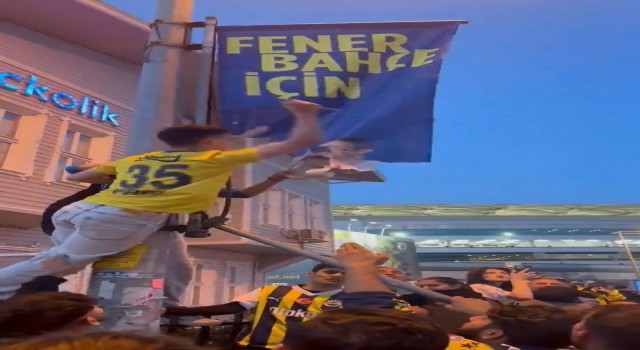 -Fenerbahçe taraftarlarından Ali Koçun afişlerine saldırı