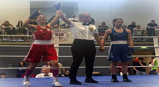 13 yaşındaki boksör Selina Çukur, Almanyada şampiyon oldu