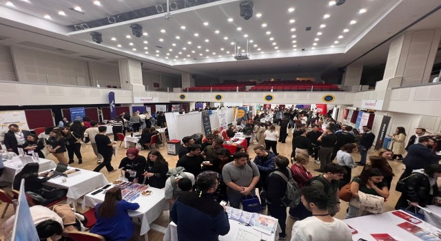 18inci Kariyer Gününde öğrencilerle mezunlar bir araya geldi