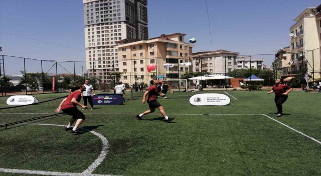 19 Mayıs Atatürkü Anma Gençlik ve Spor Bayramı için Kartalda sporcular ayak tenisinde rekabet etti