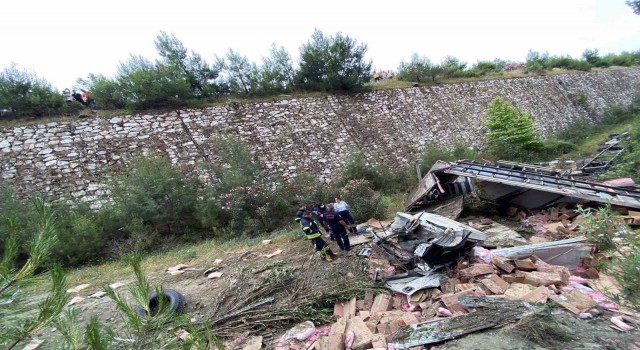 20 metrelik uçuruma düşen kamyonun sürücüsü öldü