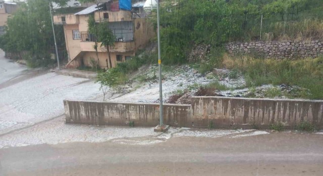 5 dakika dolu yağdı, Şırnak-Cizre yolu trafiğe kapandı