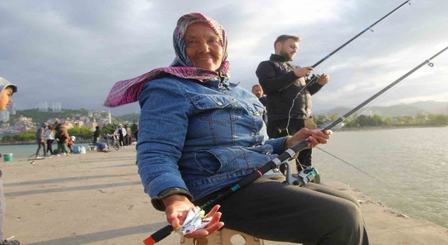77 yaşındaki kadın, evlat acısını balık tutma hobisi ile dindiriyor