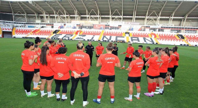 A Milli Kadın Futbol Takımı, Erzincanda hazırlıklarını sürdürdü
