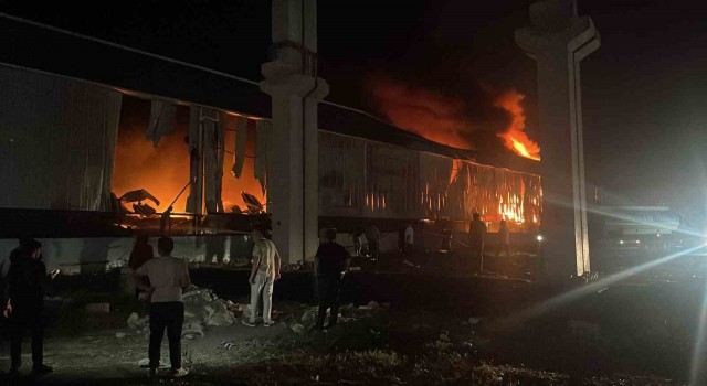 Adanada fabrika yangını: Çok sayıda ekip bölgeye sevk edildi
