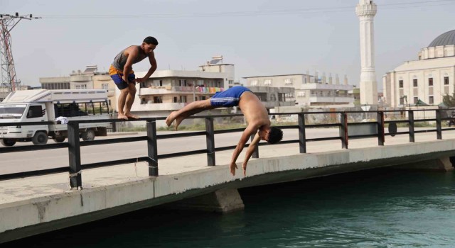 Adanada gençlerin sulama kanallarında tehlikeli serinliği sürüyor