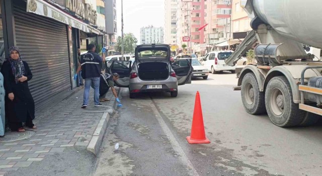 Adanada iş yerine düzenlenen silahlı saldırıda otomobiliyle seyreden kadın sürücü vuruldu