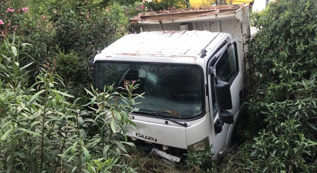Adanada kamyon ile otomobil çarpıştı: 1 yaralı