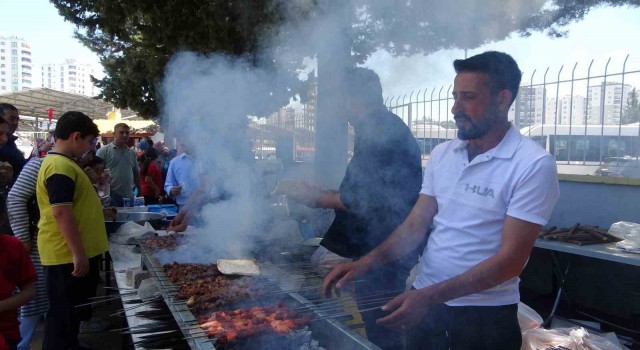 Adanada okul bahçesinde kebap dumanları yükseldi