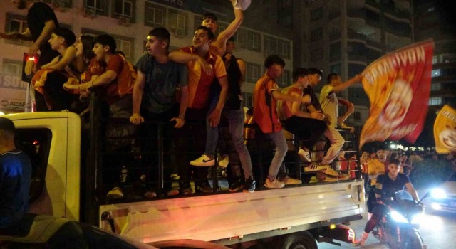 Adananın Kozan ilçesinde Galatasarayın şampiyonluğu kutlandı