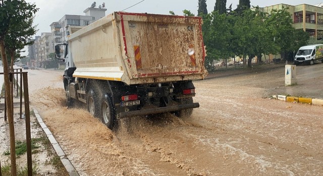 Adıyamanda şiddetli yağmurda sokaklar göle döndü