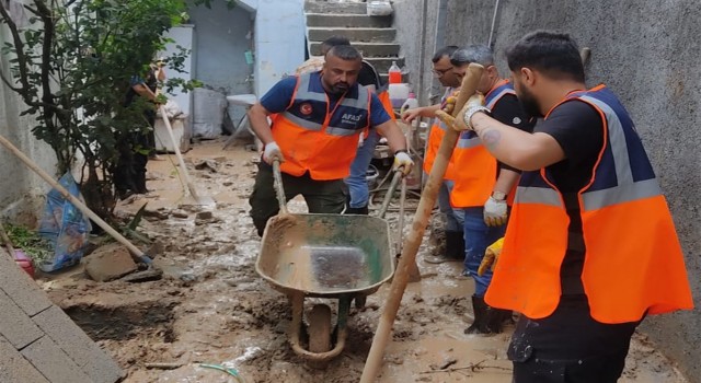 AFAD gönüllüleri, Cizrede sel felaketinin yaralarını sarıyor